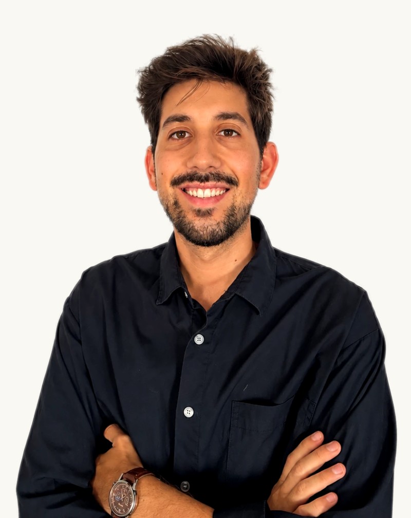Álex, de Sogno Studio, sonriendo con los brazos cruzados
